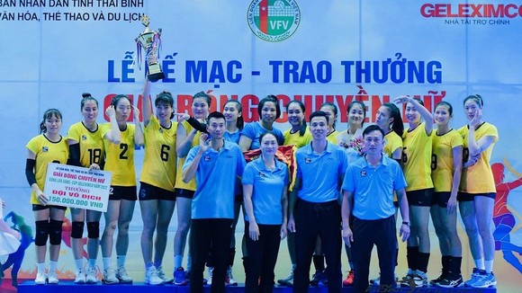 Đội nữ Thái Bình đã vô địch giải bóng chuyền trên sân nhà. Ảnh: G.THÁI BÌNH