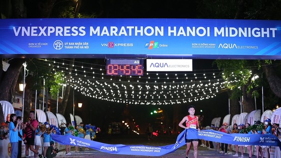 Nhà vô địch chạy đêm Hà Nội 2022 cự ly 42km Vũ Đình Tuân. Ảnh: L.THỎA 