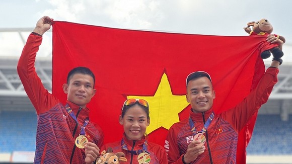 Võ Xuân Vĩnh (trái) đã giành HCV đi bộ SEA Games 31 nhưng sẽ thi đấu triathlon tại Đại hội thể thao toàn quốc 9-2022. Ảnh: N.A