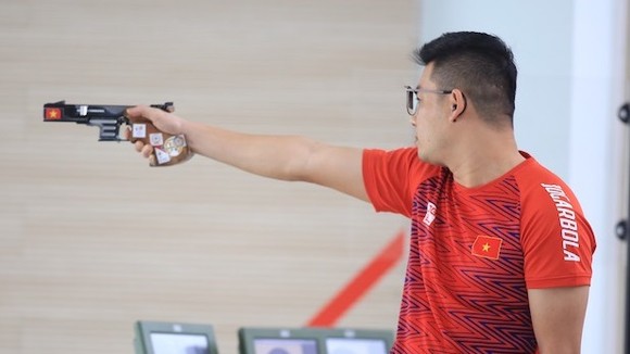 Xạ thủ Hà Minh Thành đã giành HCV giải vô địch Đông Nam Á 2022 trong bài bắn 25m súng ngắn bắn nhanh nam. Ảnh: M.TUẤN