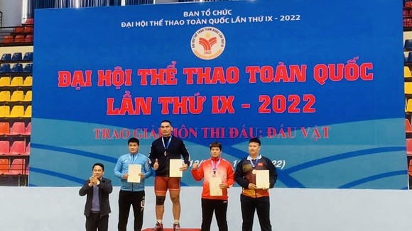 Hà Văn Hiếu giành chiến thắng tuyệt đối hạng siêu nặng 125kg tại Đại hội thể thao toàn quốc năm nay. Ảnh: N.CƯƠNG
