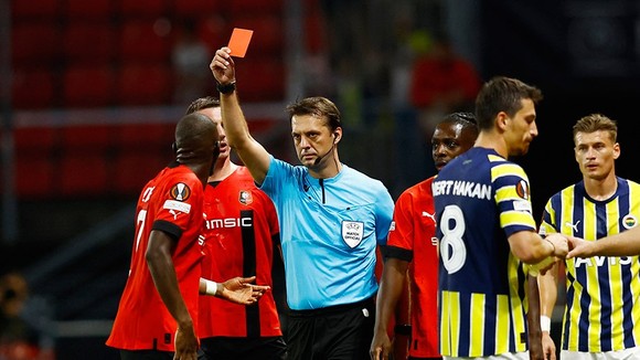 Thẻ đỏ của Traore gián tiếp khiến Rennes mất điểm trước Fenerbahce