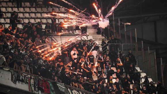 Khán giả quá khích "múa lửa" khi Marseille đấu Frankfurt