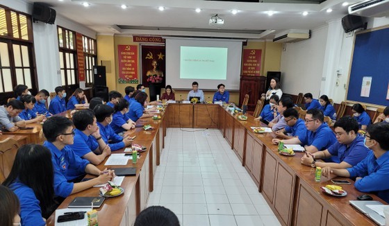 The meeting on ‘Implementing the Program to Reduce Environment Pollution in HCMC from 2020-2030’. (Photo: SGGP)