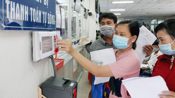 Citizens are using digital applications to pay for medical fees in a hospital in Ho Chi Minh City. (Photo: SGGP)