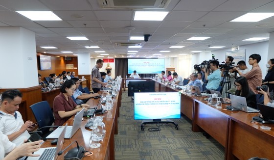 The meeting on current socio-economic issues and pandemic fighting state in the city. (Photo: SGGP)