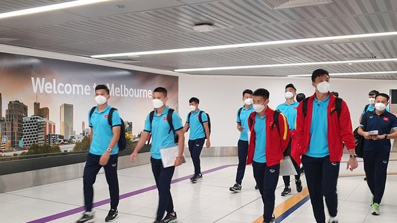 Các tuyển thủ Việt Nam tại sân bay Melbourne