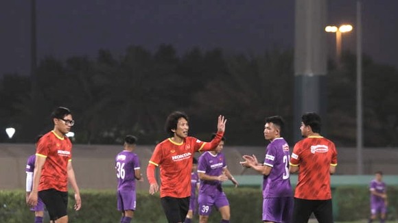 Thầy trò đội U23 Việt Nam trên sân tập tối 25-5