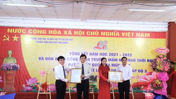 Ông Lê Thanh Toàn – Phó Chủ tịch UBND Thành phố Thủ Dầu Một trao Bằng công nhận trường Mầm non đạt chuẩn Quốc gia mức độ 2 của UBND tỉnh Bình Dương