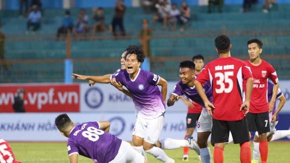 Long An vẫn ở cuối bảng sau trận thua 0-2 trên sân Nha Trang