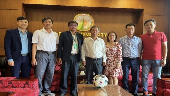BTC giải chụp hình lưu niệm cùng đại diện các đội bóng sinh viên của trường Đại học Đà Lạt