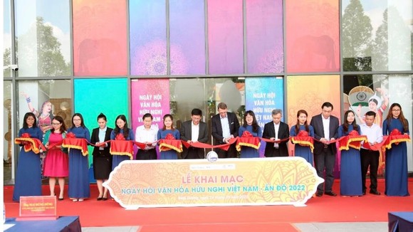 Nghi thức cắt băng khai mạc Ngày hội Văn hóa hữu nghị Việt Nam - Ấn Độ