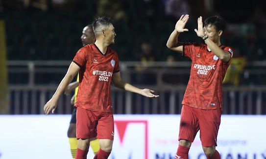 Công Vinh ghi bàn rút ngắn tỷ số 1-4 cho đội chủ nhà. Ảnh: DŨNG PHƯƠNG
