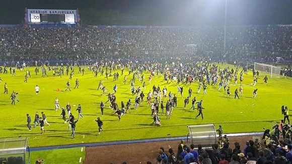 Cảnh hỗn loạn dẫn đến thảm kịch mới đây của bóng đá Indonesia