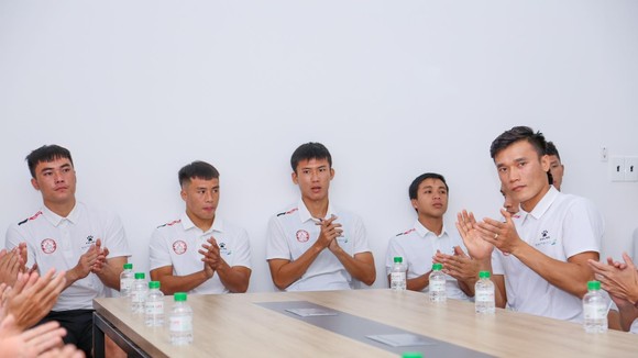 Các cầu thủ tại buổi họp ra mắt tân HLV Vũ Tiến Thành. Ảnh: HCMC FC