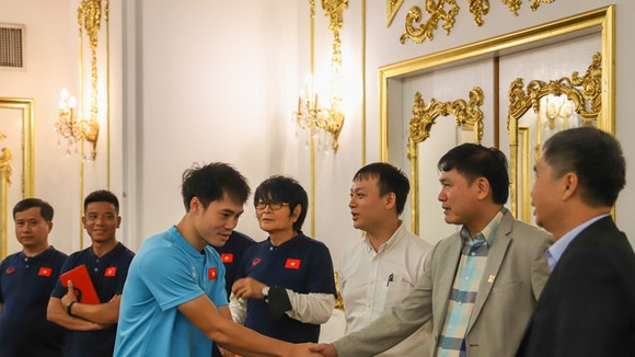 Phó Chủ tịch VFF Trần Anh Tú bắt tay chào mừng các tuyển thủ