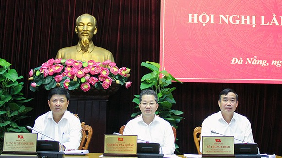 Bí thư Thành ủy Nguyễn Văn Quảng (giữa), Phó Bí thư Thường trực Thành ủy Lương Nguyễn Minh Triết (bên trái) và Chủ tịch UBND TP Lê Trung Chinh đồng chủ trì hội nghị