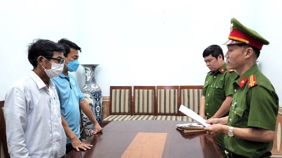 Cơ quan Cảnh sát điều tra Công an quận Cẩm Lệ công bố quyết định khởi tố 2 bị can
