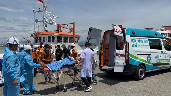 Tàu SAR 274 đã đưa nạn nhân về đến TP Đà Nẵng lúc 10 giờ 45 phút ngày 5-7
