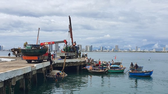 Đồn Biên phòng Sơn Trà vận động, hướng dẫn và hỗ trợ ngư dân đưa tàu thuyền nhỏ lên bờ trú bão