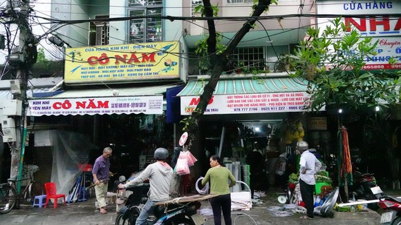 Các cửa hàng vật liệu xây dựng tại đường Nguyễn Trãi (quận Hải Châu) vẫn tấp nập khách ra vào