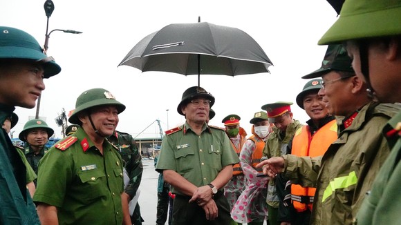 Thiếu tướng Vũ Xuân Viên, Giám đốc Công an TP Đà Nẵng trao đổi với lực lượng công an địa phương