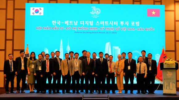 Các đại biểu chụp ảnh lưu niệm trong khuôn khổ hội thảo đầu tư đô thị thông minh-kỹ thuật số Việt Nam – Hàn Quốc