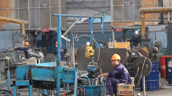 1/2 nhân công ở Nhà máy ống thép Hòa Phát nghỉ luân phiên