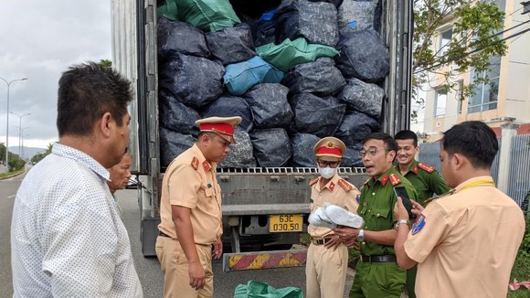 Trạm CSGT Hòa Hiệp (Công an TP Đà Nẵng) bàn giao xe tải chở hàng tết không nguồn gốc cho Đội Cảnh sát kinh tế