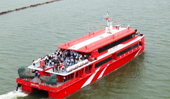Du khách đi tàu cao tốc Tàu cao tốc Phú Quốc tuyến Đà Nẵng - Lý Sơn. Ảnh: XUÂN QUỲNH