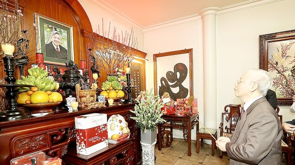 Tổng Bí thư Nguyễn Phú Trọng thắp hương tưởng niệm cố Tổng Bí thư Lê Khả Phiêu. Ảnh: TTXVN