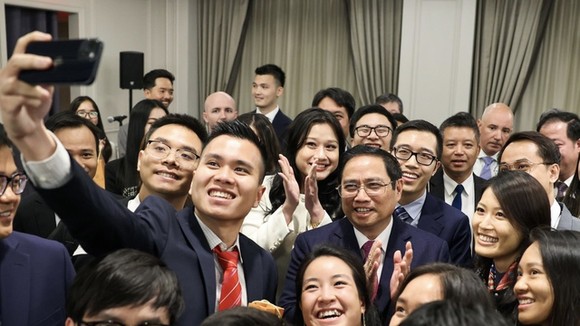 Thủ tướng Phạm Minh Chính và các thanh niên, sinh viên Việt Nam tại New York. Ảnh: VGP