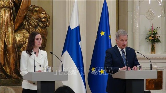 Tổng thống Phần Lan Sauli Niinisto (phải) và Thủ tướng Sanna Marin trong cuộc họp báo tại Helsinki, sau khi ông Sauli Niinisto công bố chính thức quyết định bắt đầu tiến trình gia nhập NATO của Phần Lan, ngày 15-5-2022. Ảnh: THX/TTXVN