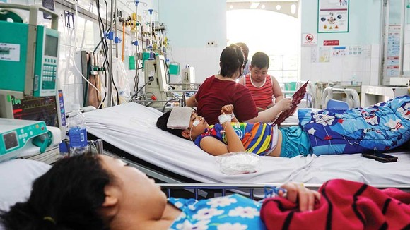 Bệnh nhi mắc sốt xuất huyết đang điều trị tại Bệnh viện Nhi đồng 2, TPHCM