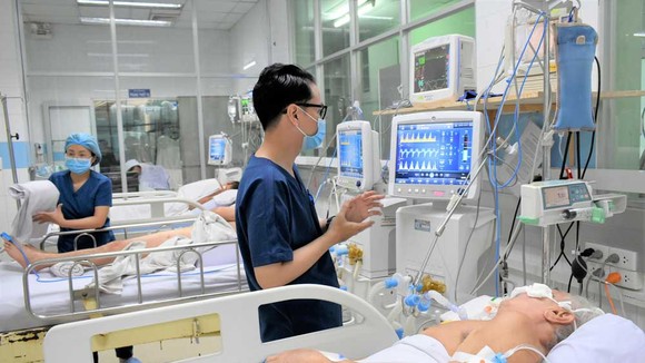 Bệnh nhân mắc sốt xuất huyết nặng đang điều trị tại Bệnh viện Bệnh nhiệt đới TPHCM. Ảnh: QUANG HUY