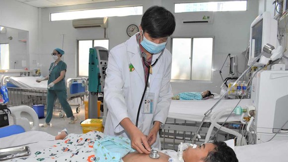BS-CKII Phạm Thái Sơn, Phó trưởng Khoa Hồi sức tích cực Nhiễm - Covid-19, Bệnh viện Nhi đồng 2 (TPHCM), thăm khám cho bệnh nhi K. Siơn