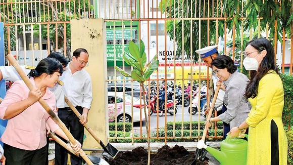 Phó Bí thư Thành ủy TPHCM Nguyễn Hồ Hải cùng các đại biểu trồng cây bàng vuông tại Trường Tiểu học Đinh Tiên Hoàng. Ảnh: VIỆT DŨNG
