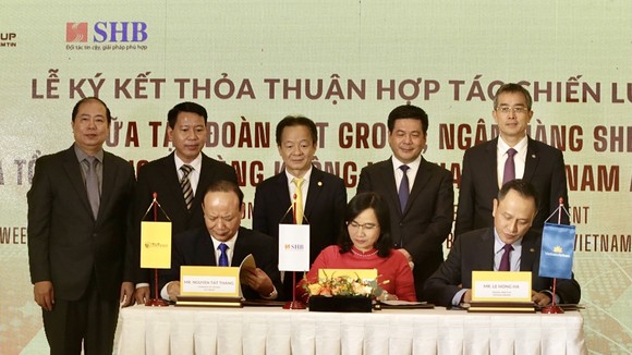 Đại diện lãnh đạo Tập đoàn T&T Group, Ngân hàng SHB và Vietnam Airlines ký thỏa thuận hợp tác chiến lược