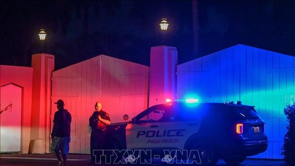 Xe cảnh sát đậu bên ngoài nhà riêng của cựu Tổng thống Mỹ Donald Trump tại Mar-A-Lago, Palm Beach, bang Florida, Mỹ, ngày 8-8-2022. Ảnh: AFP/TTXVN