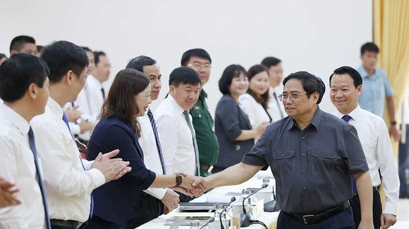 Thủ tướng Phạm Minh Chính với các đại biểu tham dự buổi làm việc. Ảnh: TTXVN