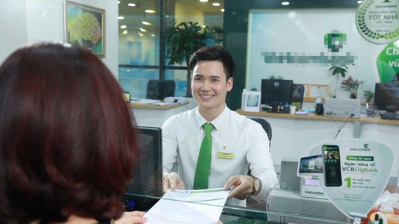 Giao dịch tại một ngân hàng. Ảnh: MINH HUY