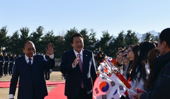Chủ tịch nước Nguyễn Xuân Phúc và Tổng thống Hàn Quốc Yoon Suk-yeol. Ảnh: QUỐC HÙNG 