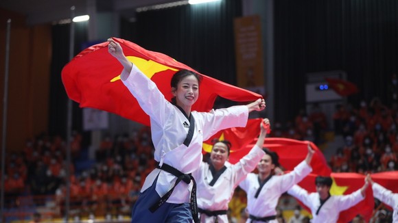 Bài biểu diễn quyền sáng tạo mang về tấm HCV đầu tiên cho đội tuyển taekwondo Việt Nam tại SEA Games 31. Ảnh: DŨNG PHƯƠNG