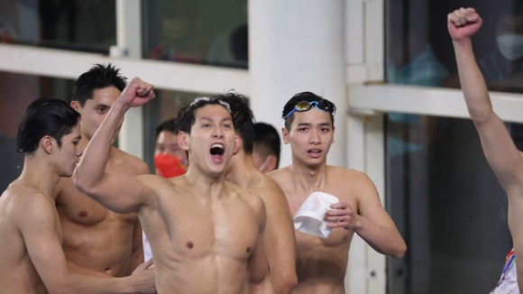 Lần đầu phối hợp cùng nhau, nhưng các chàng trai Việt Nam đã có sự phối hợp ăn ý để giành tấm HCV lịch sử. Ảnh: DŨNG PHƯƠNG