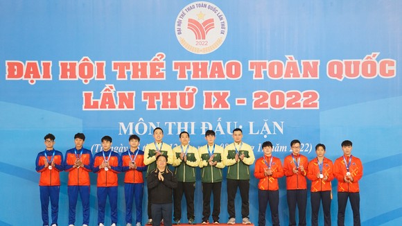 Đội tuyển TPHCM thi đấu nổi bật ở nội dung tiếp sức VHCV nam. Ảnh: HCMC FINSWIMMING