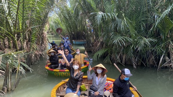 Du khách tham quan rừng dừa Bảy Mẫu (xã Cẩm Thanh, TP Hội An, tỉnh Quảng Nam). Ảnh: NGUYỄN CƯỜNG