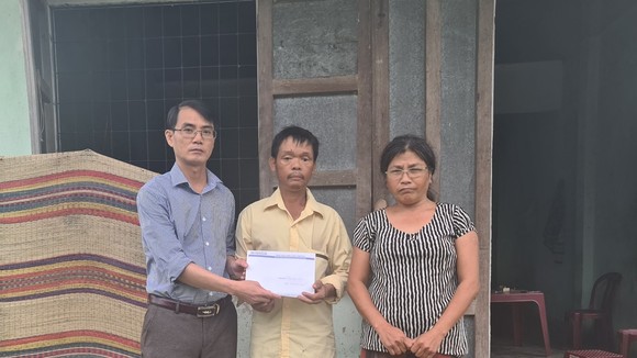 Đại diện Báo SGGP tại miền Trung trao tặng tiền bạn đọc hỗ trợ cho vợ chồng anh Sơn 