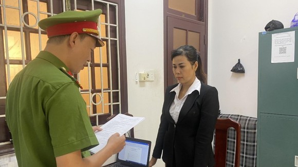 Công an huyện Duy Xuyên đọc lệnh tạm giam đối với Nguyễn Thị Trung