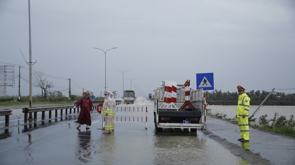 Tuyến Quốc lộ 1A qua địa bàn huyện Phú Ninh (tỉnh Quảng Nam) bị ngập khiến xe máy khó di chuyển