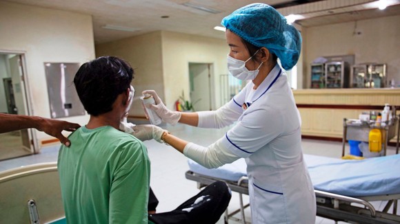 Các y bác sĩ thực hiện sơ cứu cho bệnh nhân